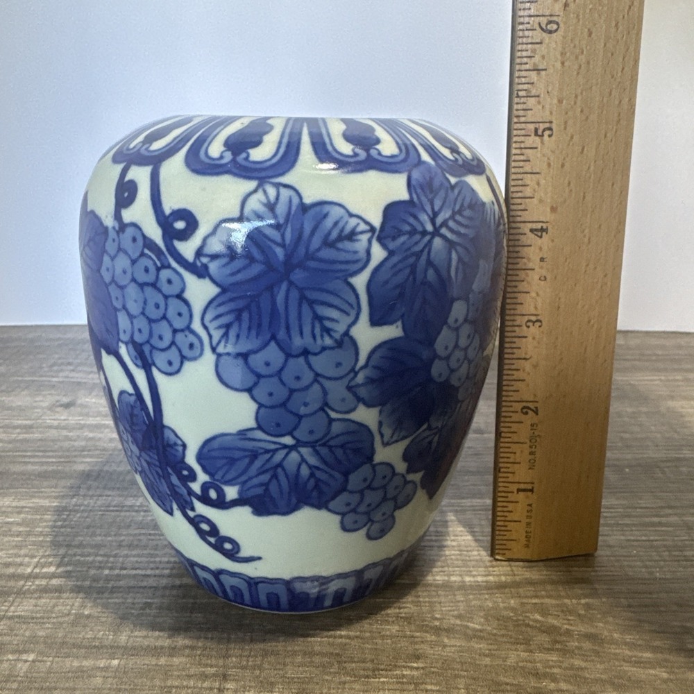 Chinese Blue & White Porcelain Grape Vine Ginger Jar/Vase Made in China - Picture 7 of 7